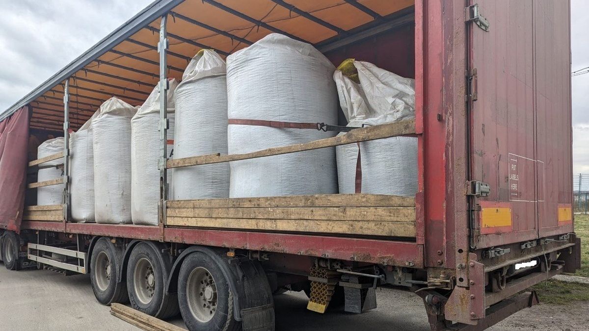 Львів’янин намагався ввезти в Польщу більше тисячі пачок сигарет