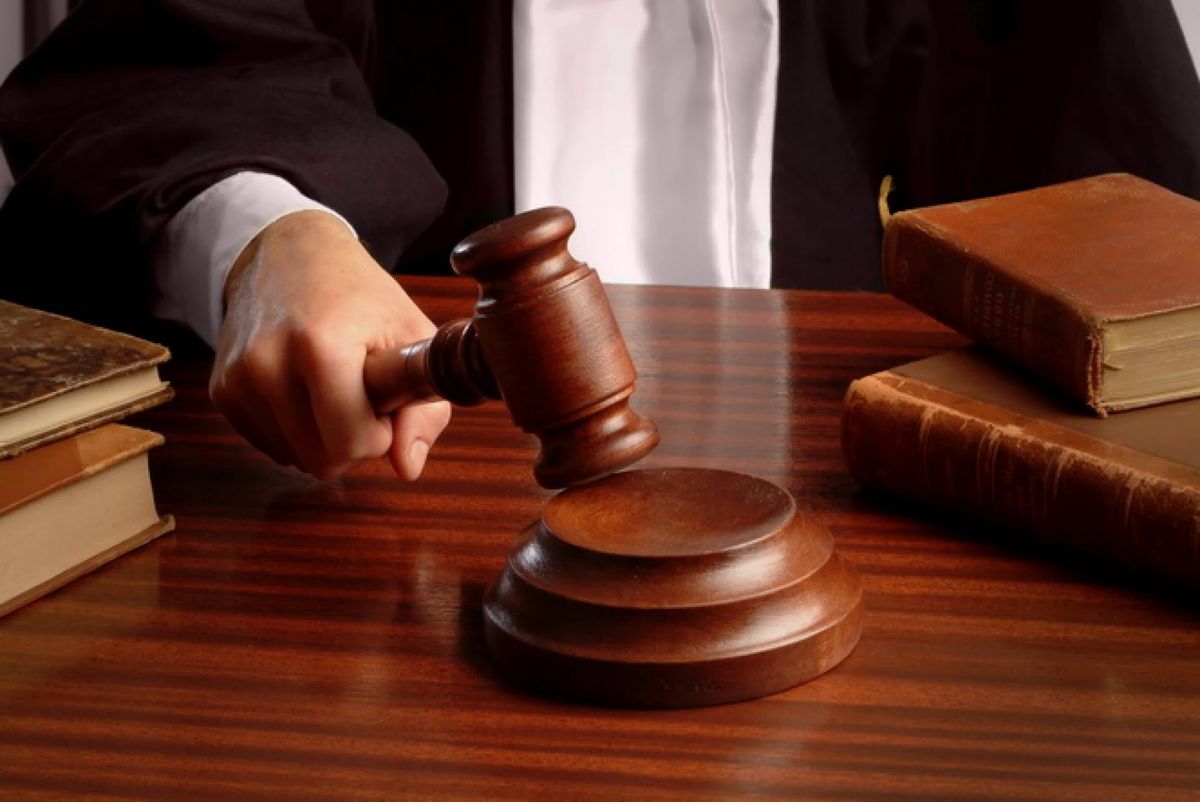 Суд оштрафував депутатку із Прикарпаття за побиття односельчанки