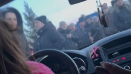 У Космачі жінки встановили блокпост, щоб не допустити працівників ТЦК у село