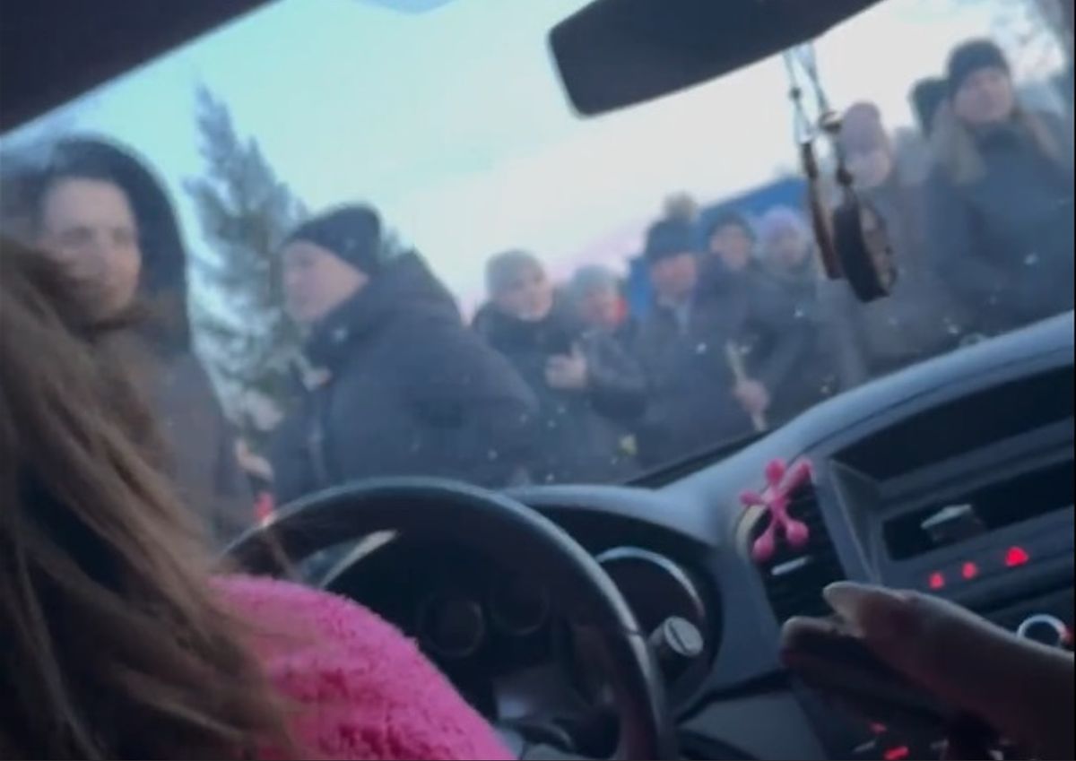 У Космачі жінки встановили блокпост, щоб не допустити працівників ТЦК у село