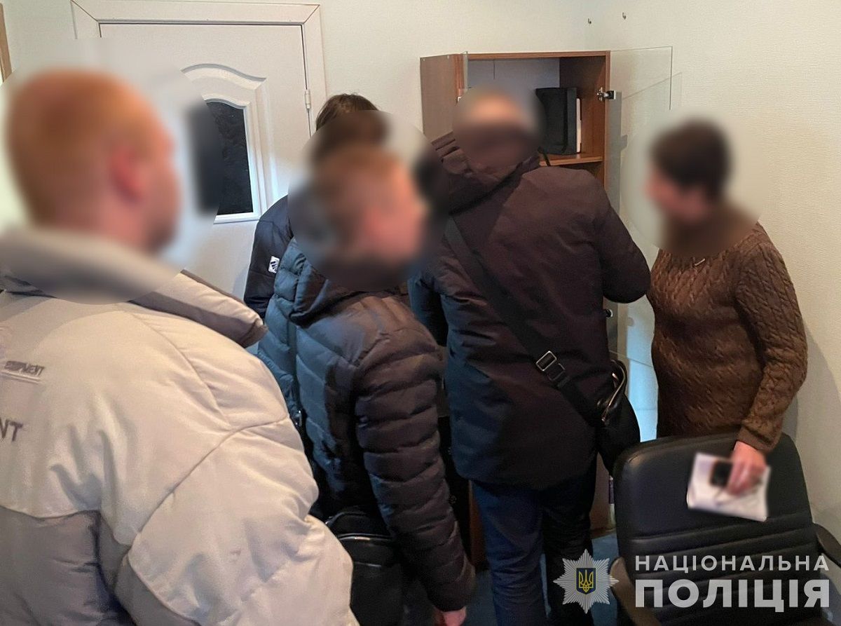 На закупівлях укриттів для школярів чиновники з Дніпропетровщини розікрали 5,4 млн грн