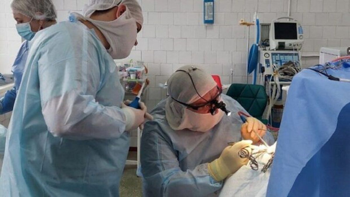 У Рівному вперше провели операцію на головному мозку пацієнту при свідомості