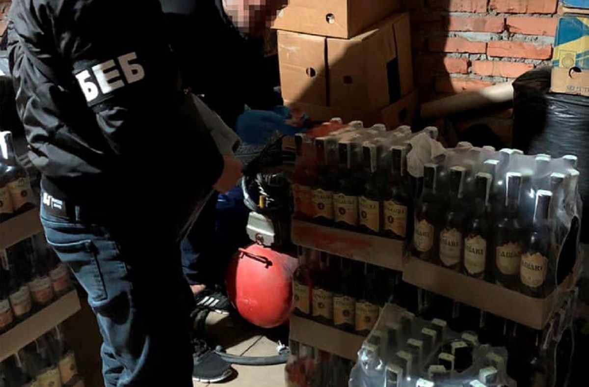 БЕБ викрило на Львівщині підпільне виробництво алкоголю відомих марок