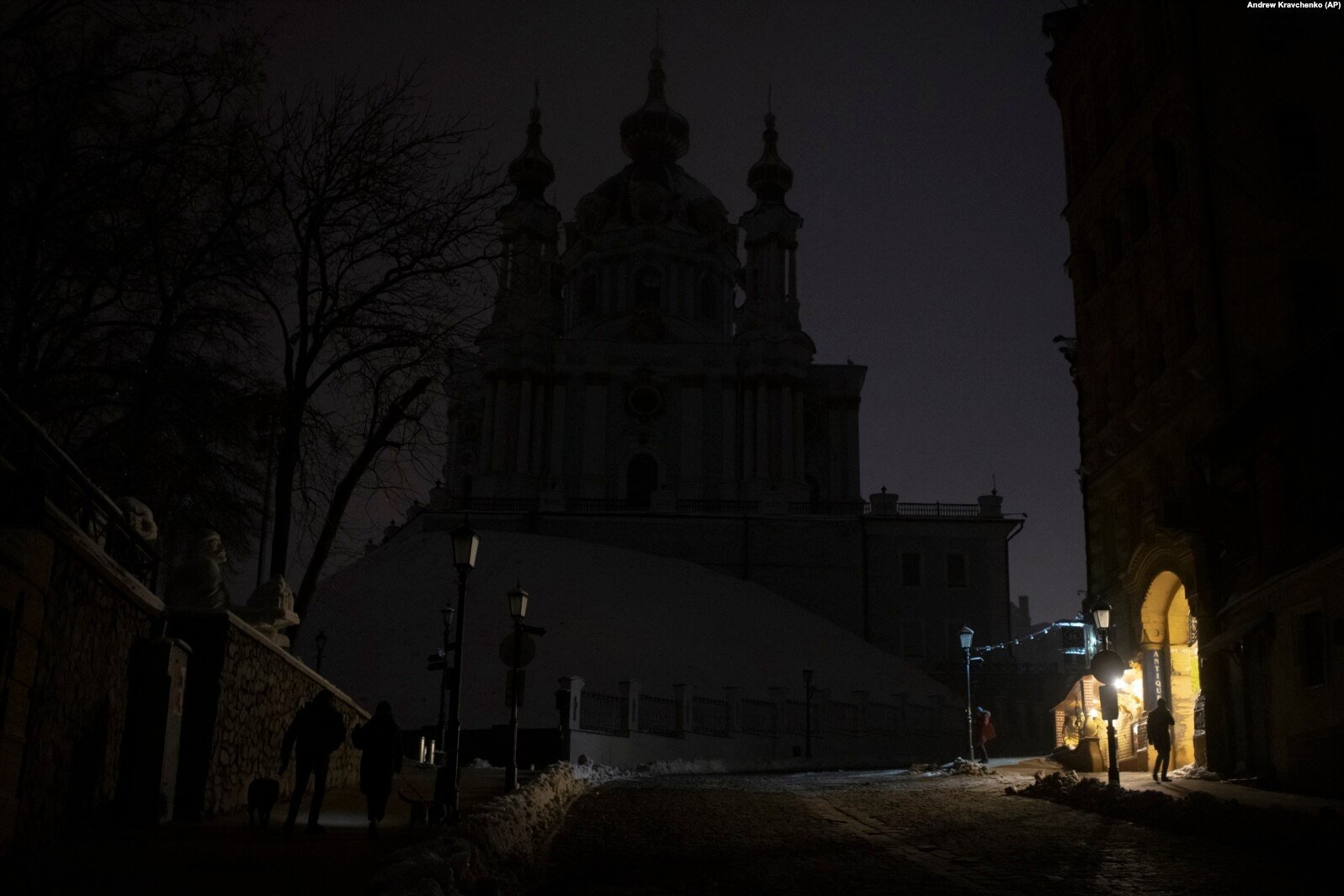 Знеструмлений внаслідок російських обстрілів Київ (фото Євгена Малолєтки)