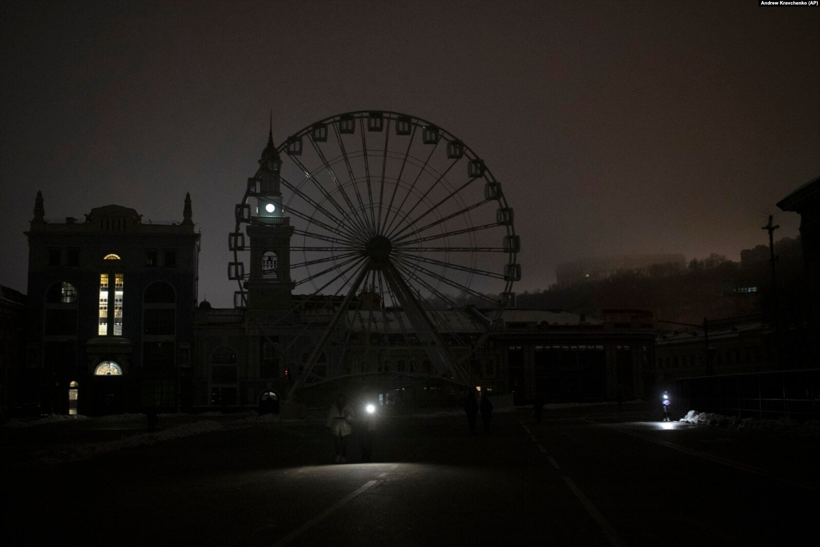 Знеструмлений внаслідок російських обстрілів Київ (фото Євгена Малолєтки)