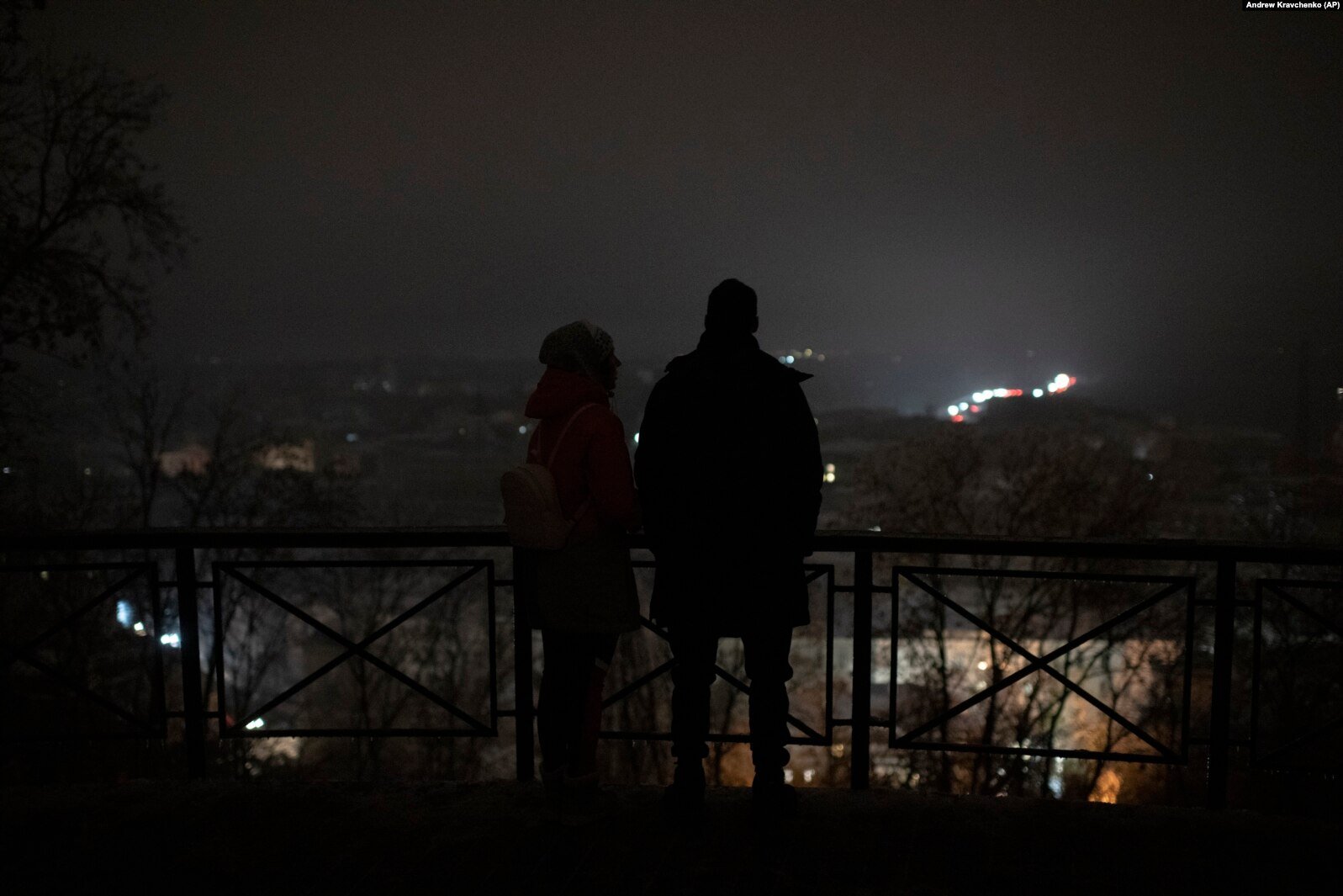 Знеструмлений внаслідок російських обстрілів Київ (фото Євгена Малолєтки)