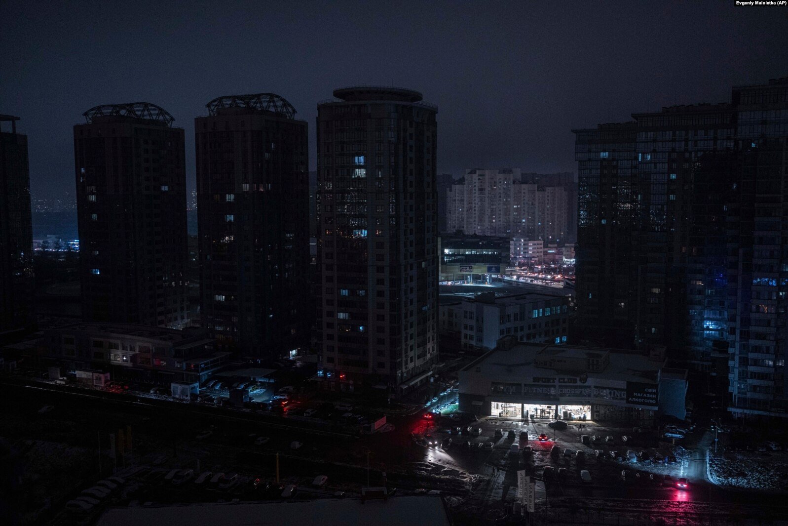 Знеструмлений внаслідок російських обстрілів Київ (фото Євгена Малолєтки)