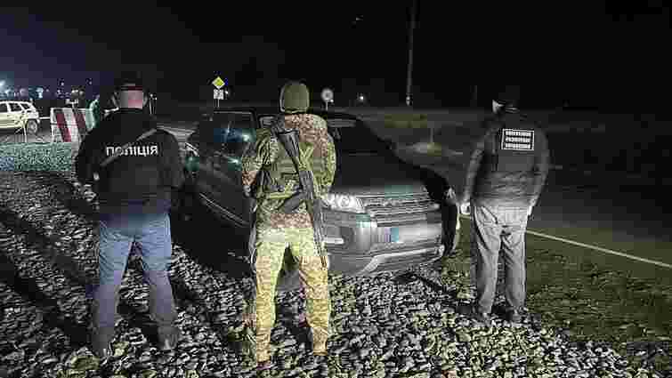 На Закарпатті прикордонники виявили крадений Range Rover, який у розшуку з 2014 року