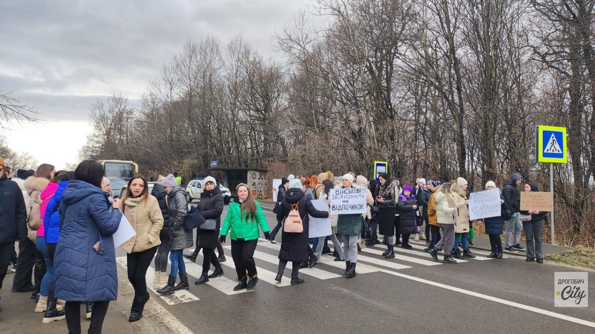 На Львівщині дружини військових перекрили трасу Львів – Дрогобич