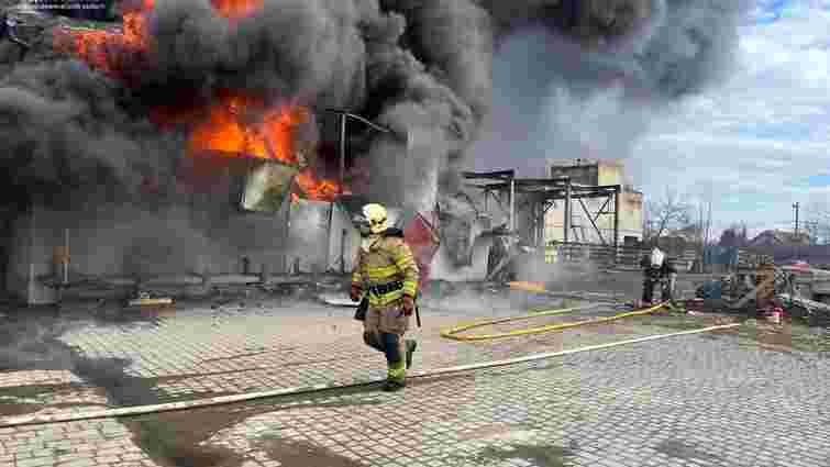 У Коломиї виникла масштабна пожежа на заводі з виробництва металопластикових вікон