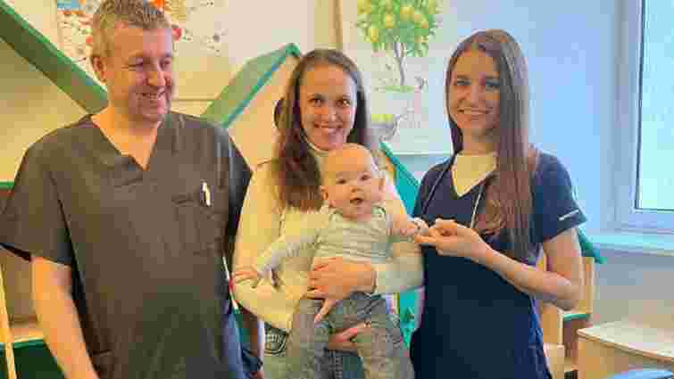 На операційний стіл львівських хірургів потрапило немовля з гострою кишковою непрохідністю