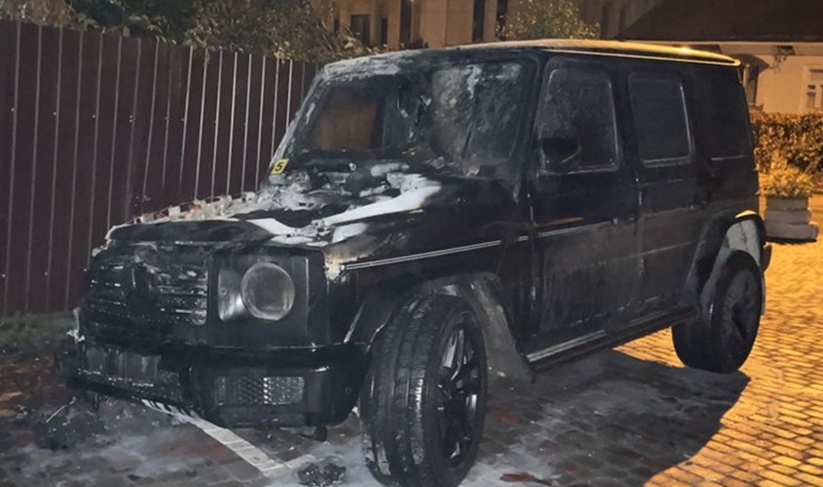 Правоохоронці викрили рівнянина, який спалив Mercedes Gelandewagen місцевому підприємцю