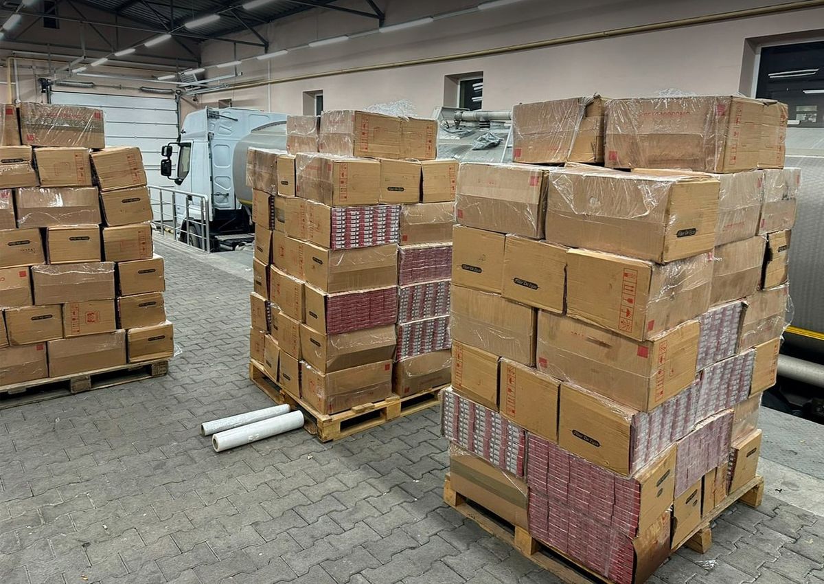 На кордоні з Румунією виявили цистерну із 65 тис. пачок сигарет