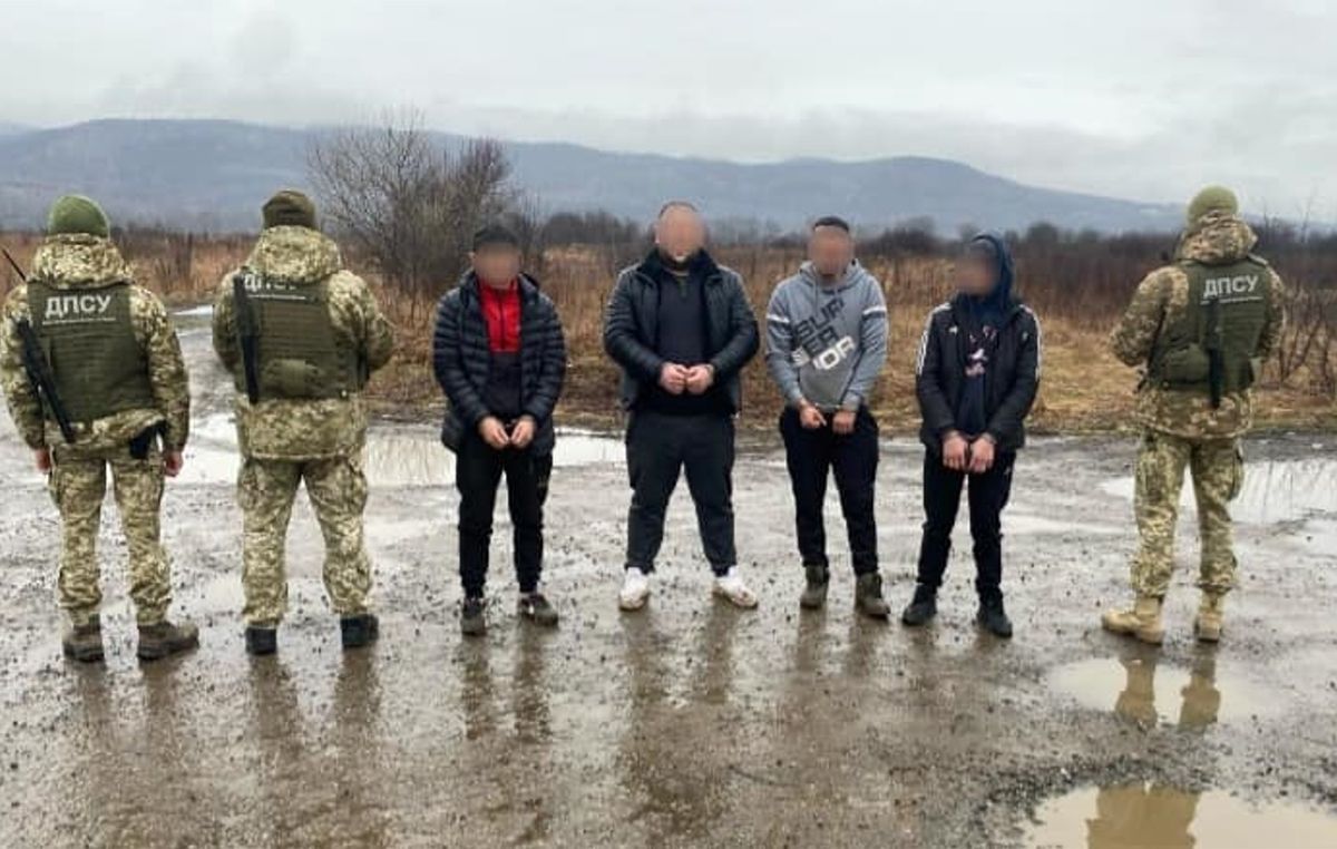 На Закарпатті затримали 8 ухилянтів, які планували горами дістатися до Словаччини
