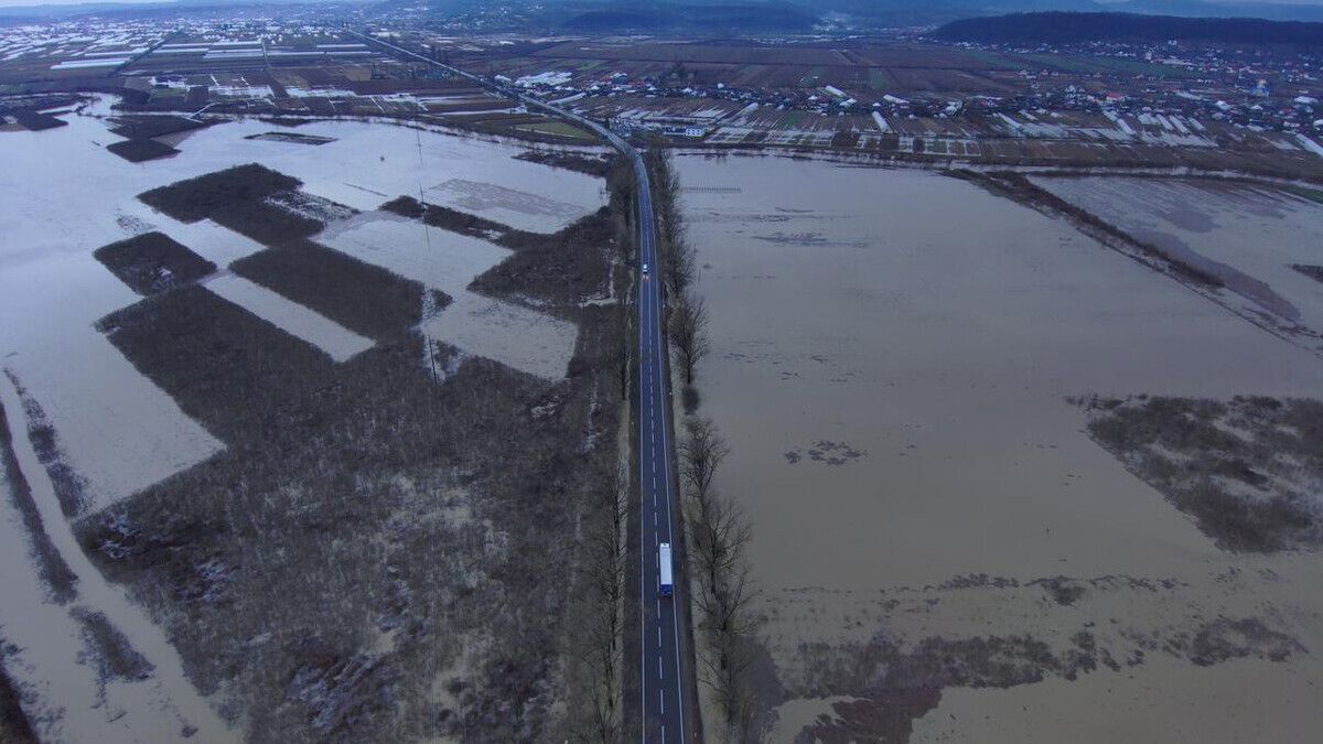 На Закарпатті через тривалі опади затопило дорогу і сільськогосподарські землі