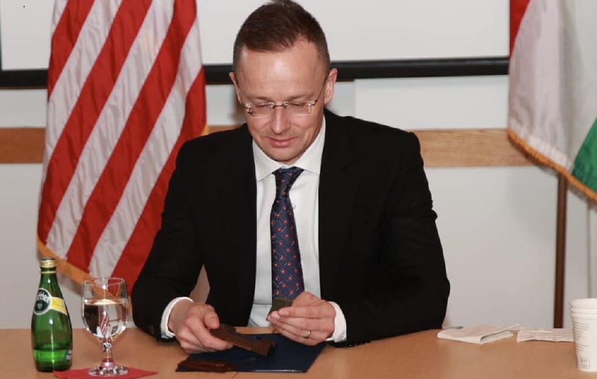 Голові МЗС Угорщини подарували уламок знищеного біля Києва російського танка