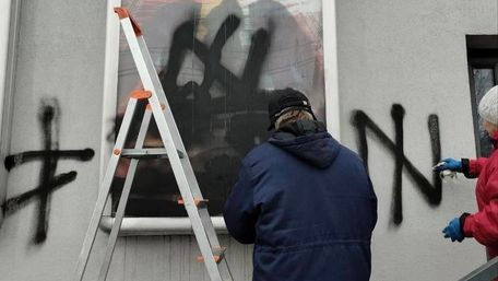 Кінотеатр «Жовтень» обмалювали фарбою через показ української комедії
