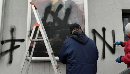 Кінотеатр «Жовтень» обмалювали фарбою через показ української комедії