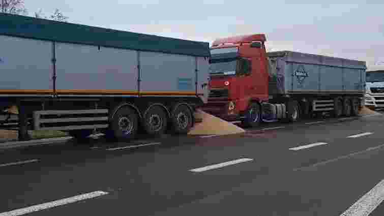 Польські фермери на кордоні висипали зерно з українських вантажівок