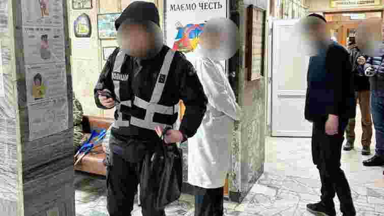 На хабарі 5000 доларів у Львові затримали хірурга військового госпіталю