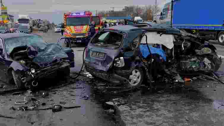 Біля Тернополя в масштабній аварії загинув пасажир, ще 7 людей травмувалося