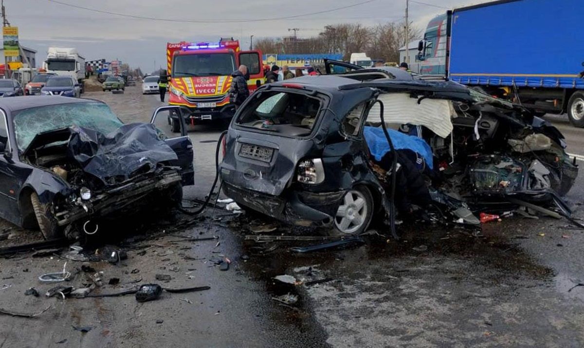 Біля Тернополя в масштабній аварії загинув пасажир, ще 7 людей травмувалося