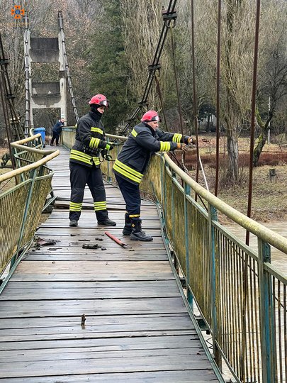 Рятувальники працюють на підвісному мості через річку Уж