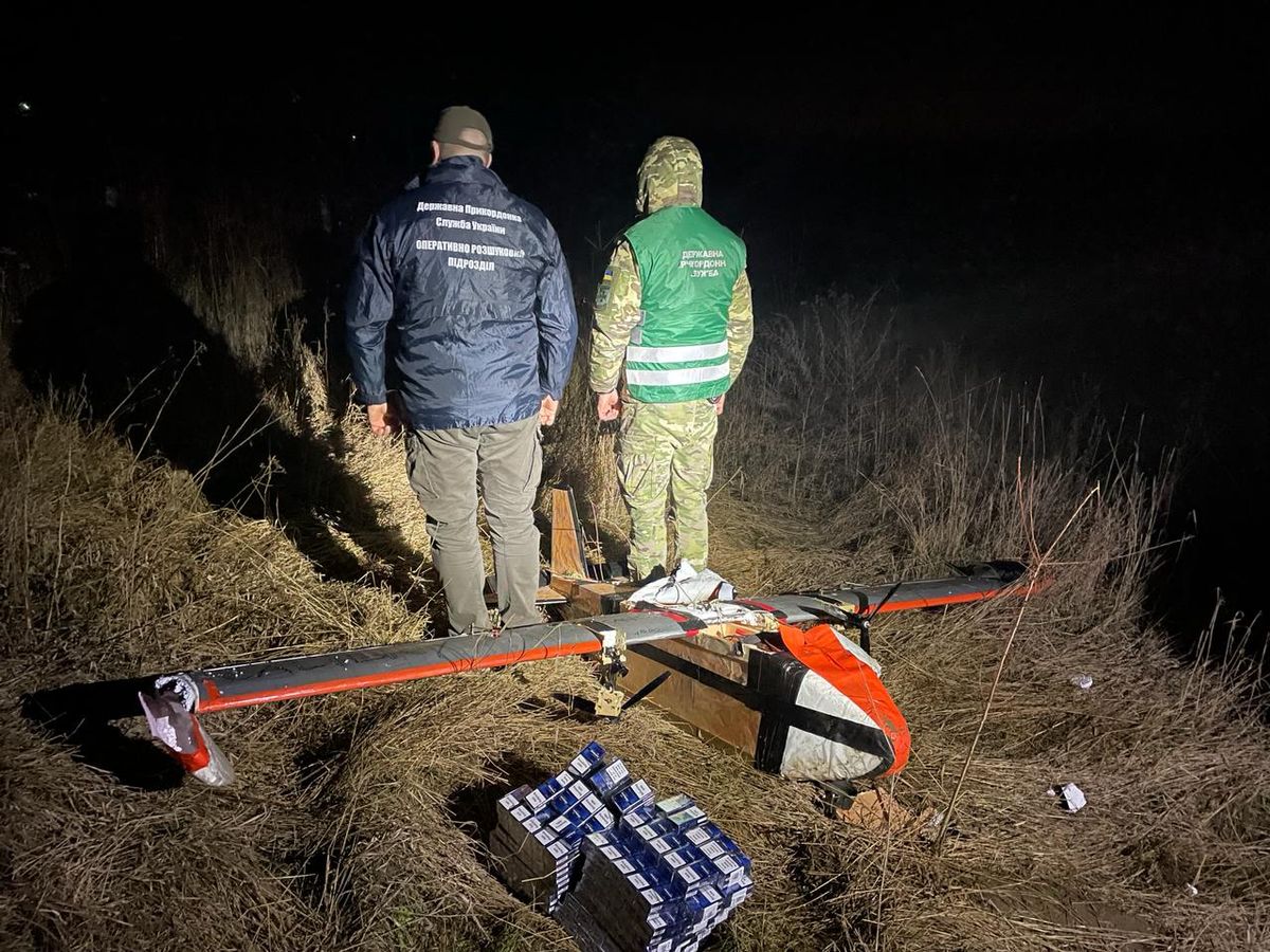 На злітному майданчику закарпатських контрабандистів виявили БПЛА з сотнями пачок сигарет