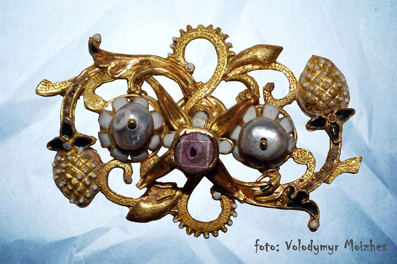 Емальована золота брошка XVII ст.