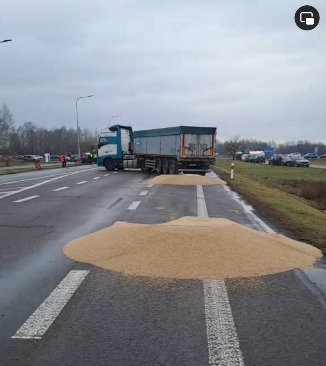 Висипане з українських вантажівок зерно на кордоні з Польщею