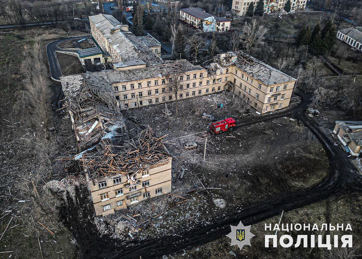 Росіяни зруйнували лікарню у Селидові на Донеччині, є загиблі