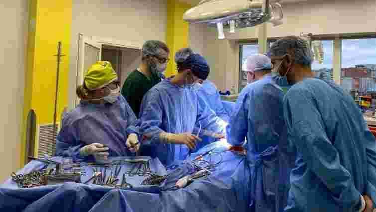 Хірурги Львова врятували чоловіка з двома рідкісними пухлинами підшлункової залози