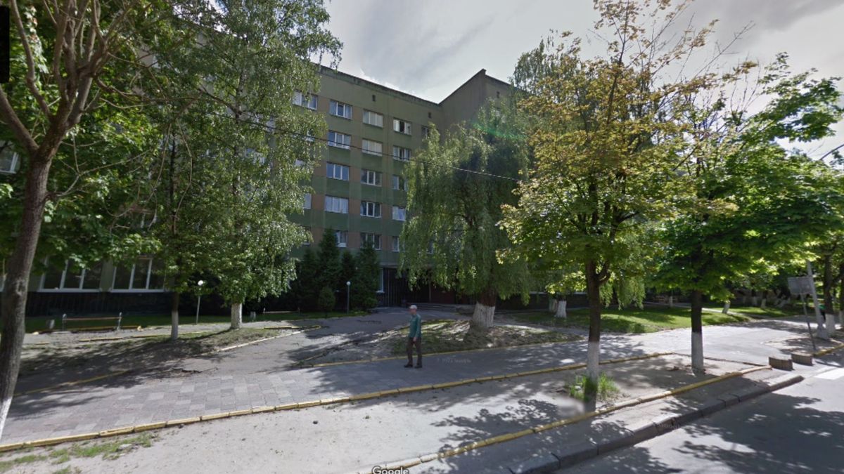 Студент відсудив у Львівської політехніки 131 тис. грн за розбите біля гуртожитку авто