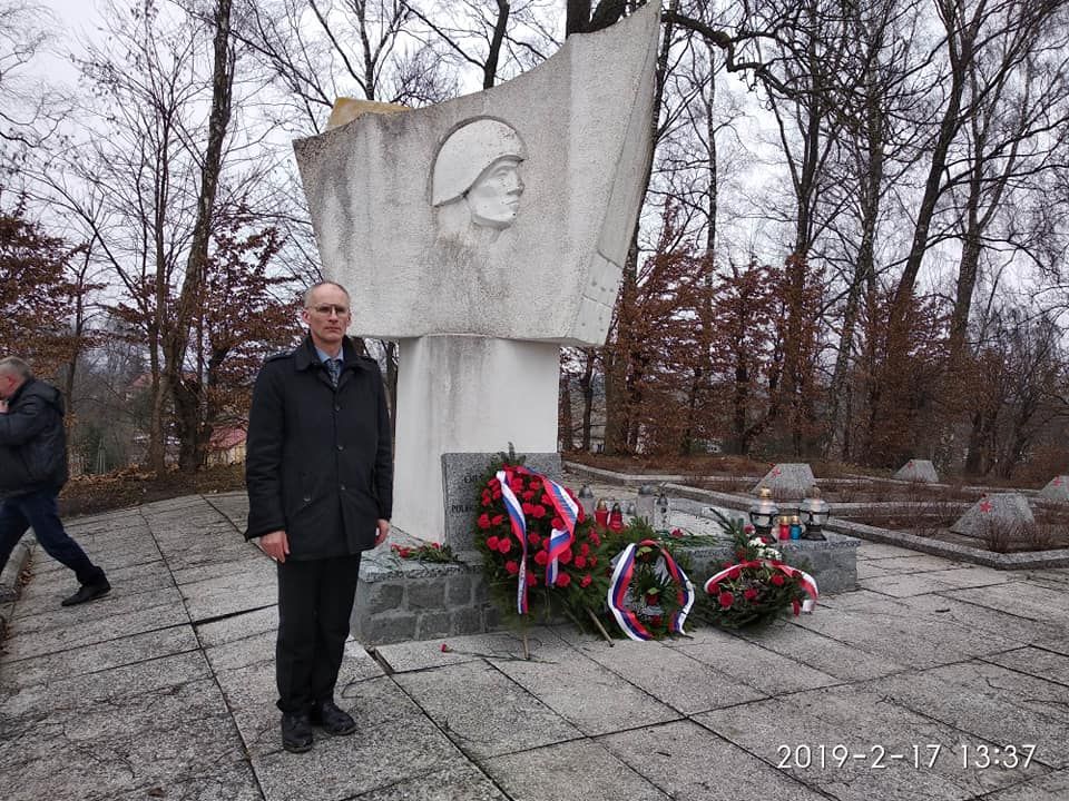 Роланд Дубовський біля пам'ятника червоноармійцям