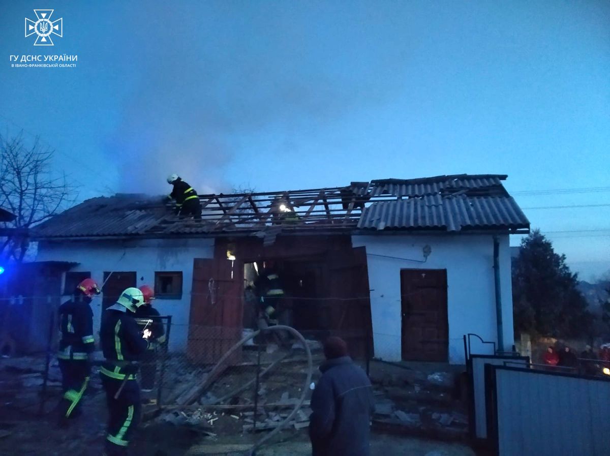В Івано-Франківському районі уламки російської ракети упали на приватне подвір'я