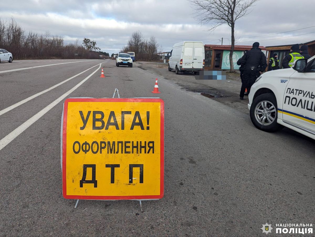 На Рівненщині бус на смерть збив 52-річну жінку