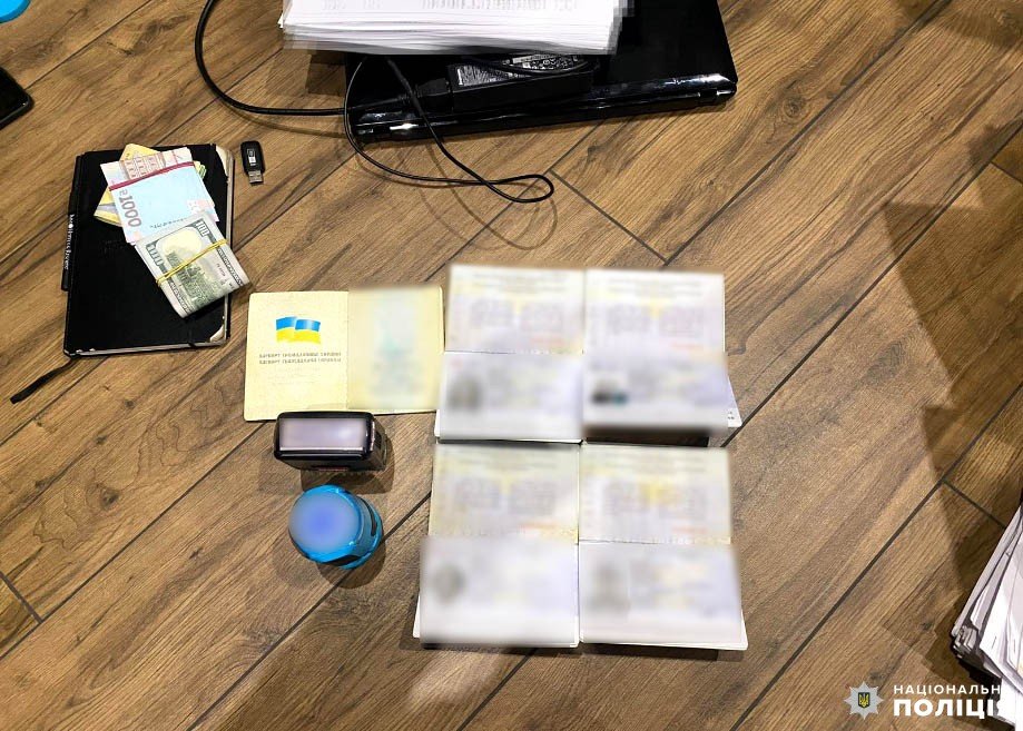 Ухилянти під виглядом водіїв вантажних перевезень перетинали кордон (фото поліції)