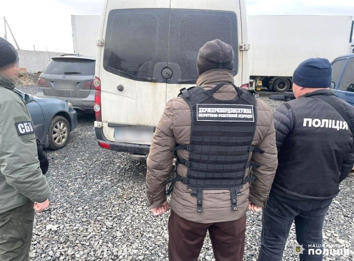 Ухилянти під виглядом водіїв вантажних перевезень перетинали кордон (фото поліції)