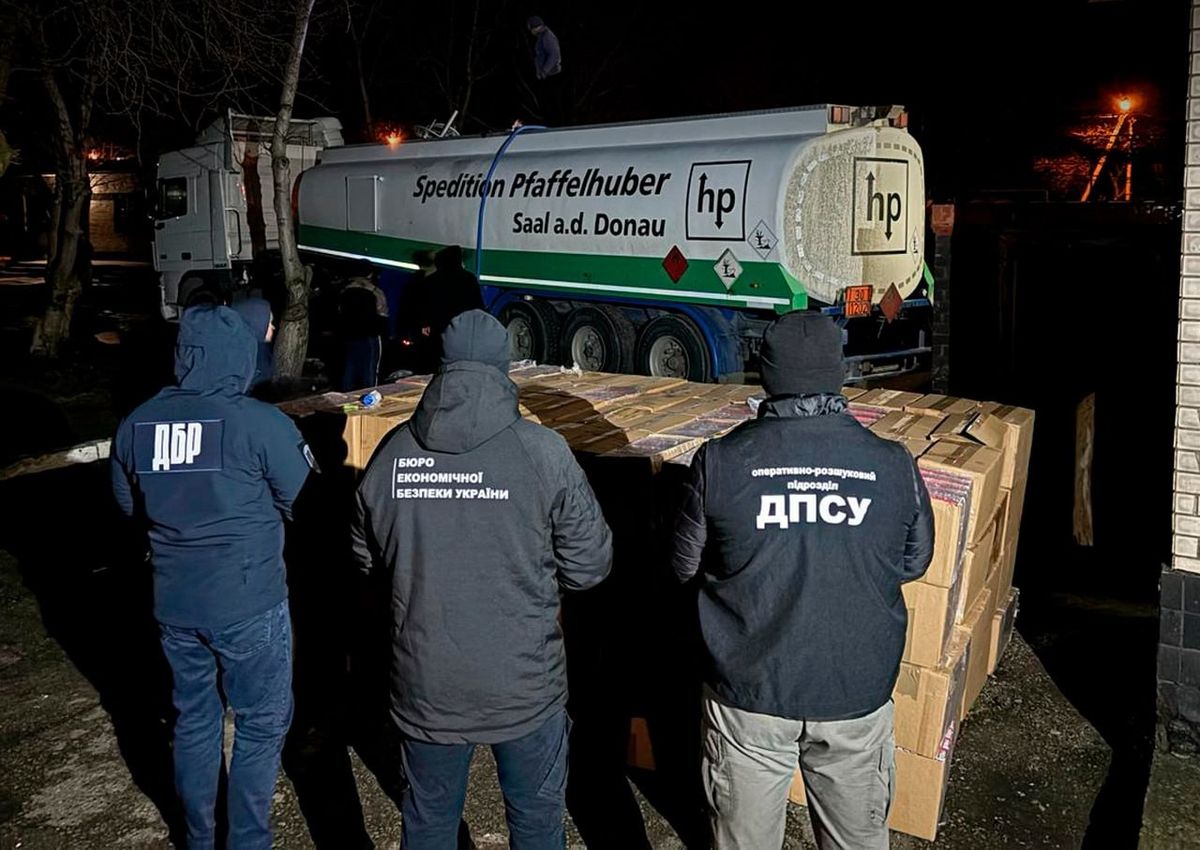 Детективи чернівецького БЕБ виявили третій бензовоз з контрабандними сигаретами