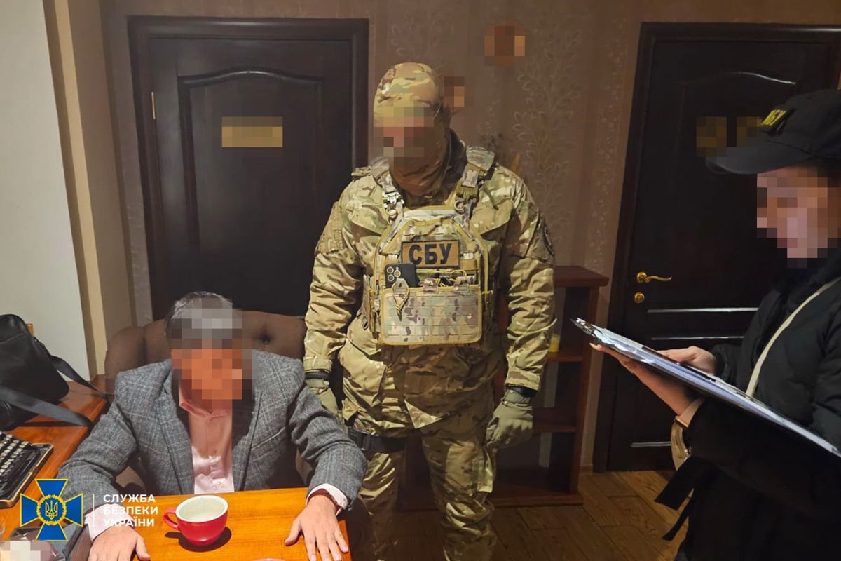 Чиновників Запорізької облради затримали на спробі дати хабар