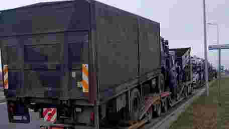 Поляки заблокували на кордоні вантажівки з військовою допомогою