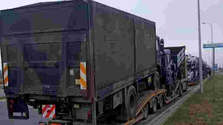 Поляки заблокували на кордоні вантажівки з допомогою військовим