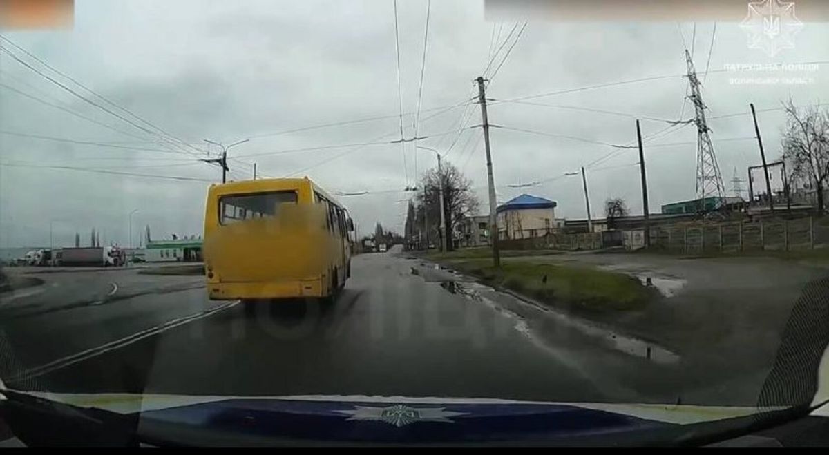 У Луцьку поліція зупинила водія маршрутки без права на перевезення пасажирів