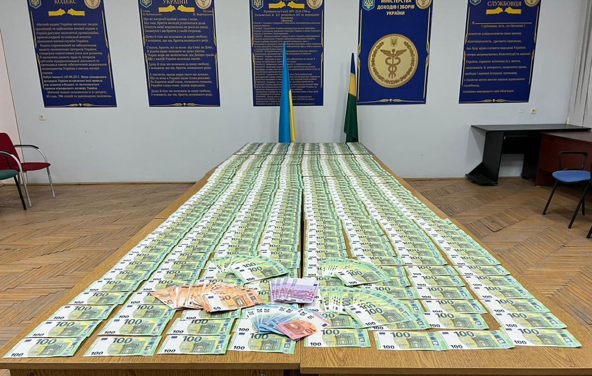Закарпатські прикордонники виявили у двох українок незадекларовані 90 тис. євро
