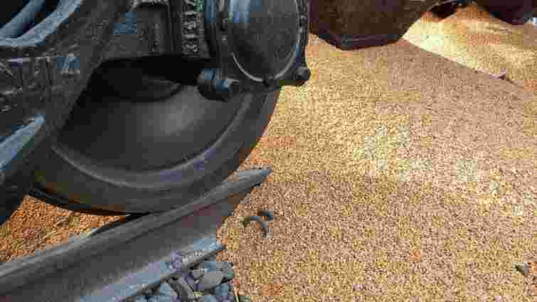 Польські фермери висипали українське зерно з залізничного вагона поблизу Медики