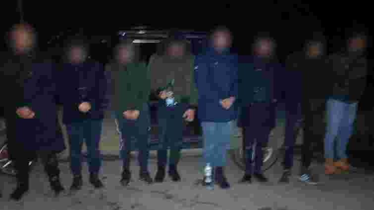 На Буковині поліцейські затримали організатора незаконного переправлення та 11 його клієнтів