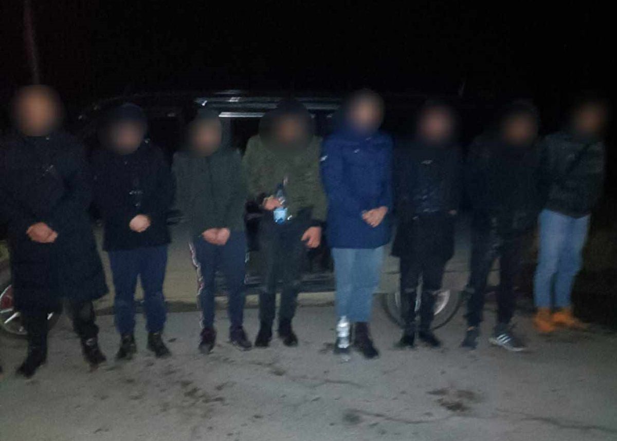 На Буковині поліцейські затримали організатора незаконного переправлення та 11 його клієнтів