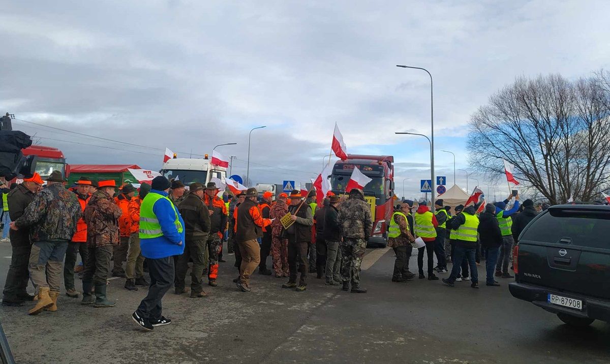 Поляки повністю припинили пропускати автобуси і легкові авто у трьох пунктах пропуску