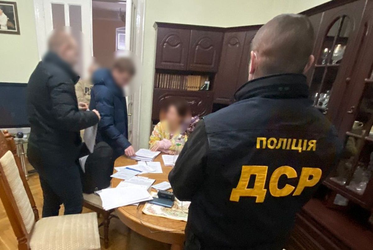 Екс-голову Чернівецької ОВА підозрюють у незаконному переправленні 206 ухилянтів за кордон