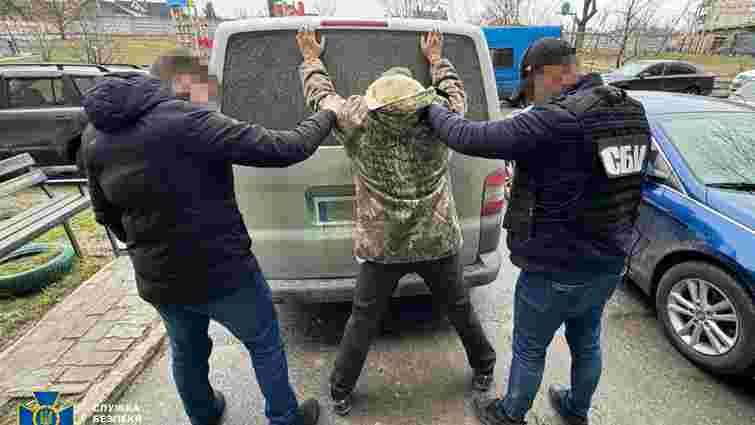 СБУ у Києві затримала двох колаборантів за спробу ошукати родичів військовополонених